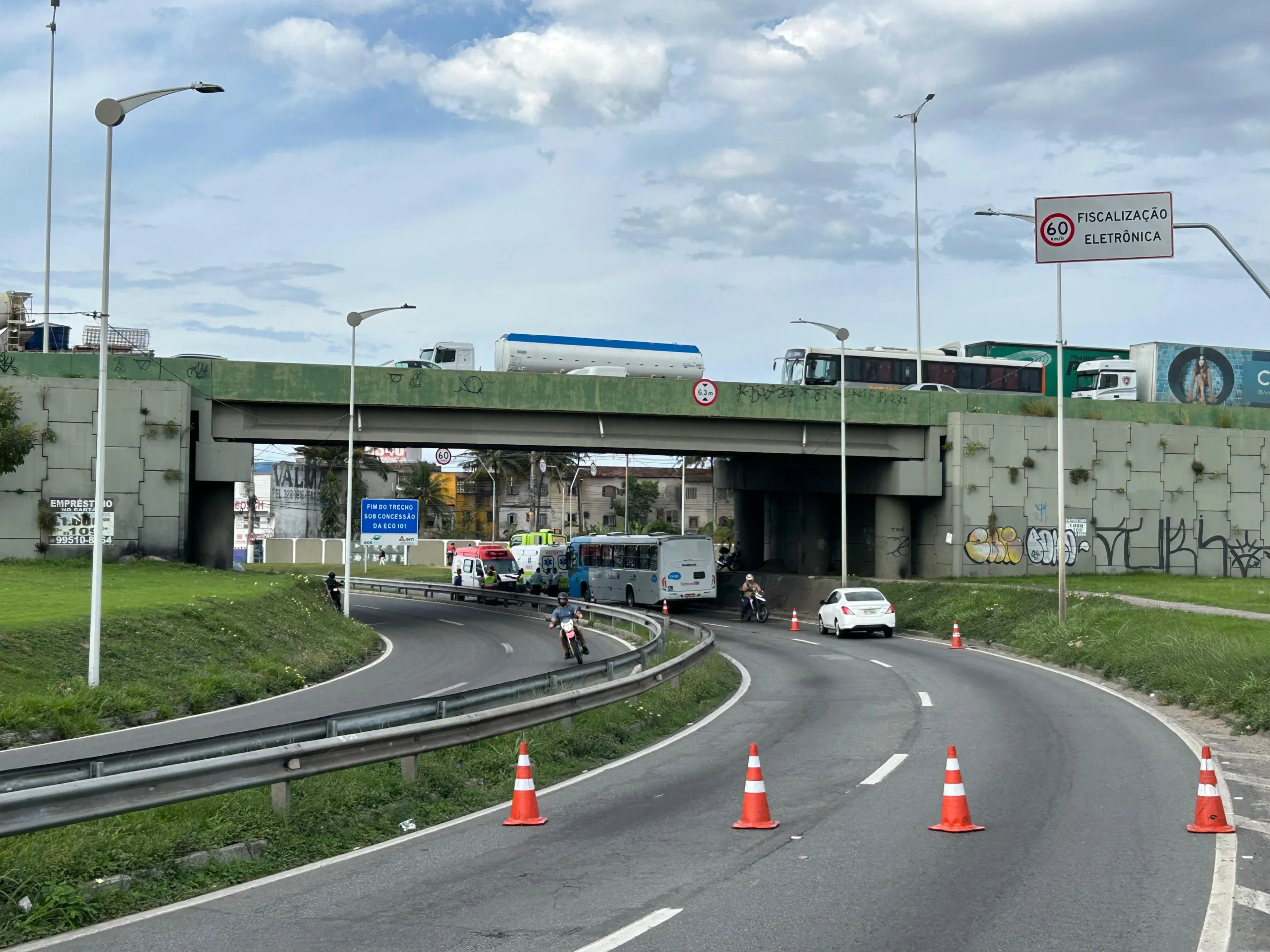 Acidente entre ônibus, moto e carro deixa ferido e caos no trânsito da Serra