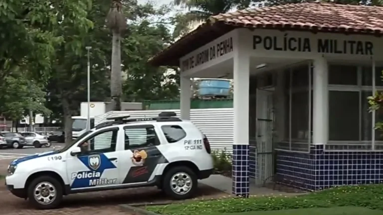 Mulher encontra bolsa furtada com suspeito em feira de Vitória