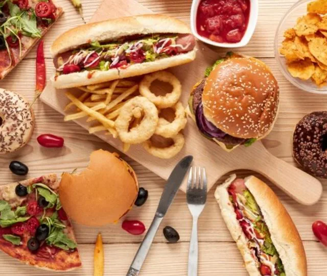 Consumo de produtos ultraprocessados causa 6 mortes por hora no país