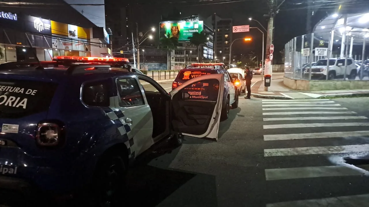 Dupla suspeita de furtar placas de carro em UPA da Serra é presa em Vitória