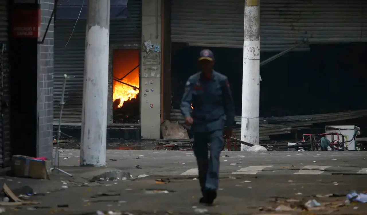 Incêndio no Shopping 25 de Março pode ter atingido cerca de 200 lojas