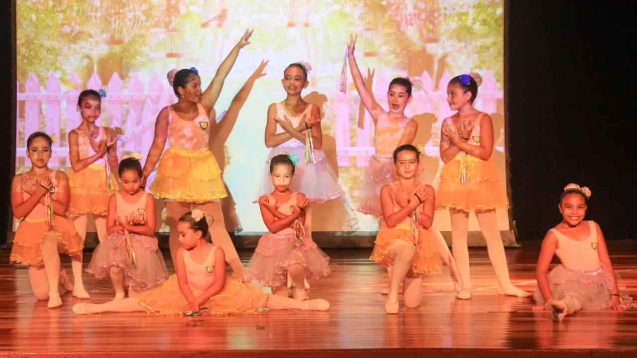 Bailarinas mirins "dão a volta ao mundo" em espetáculo na Serra