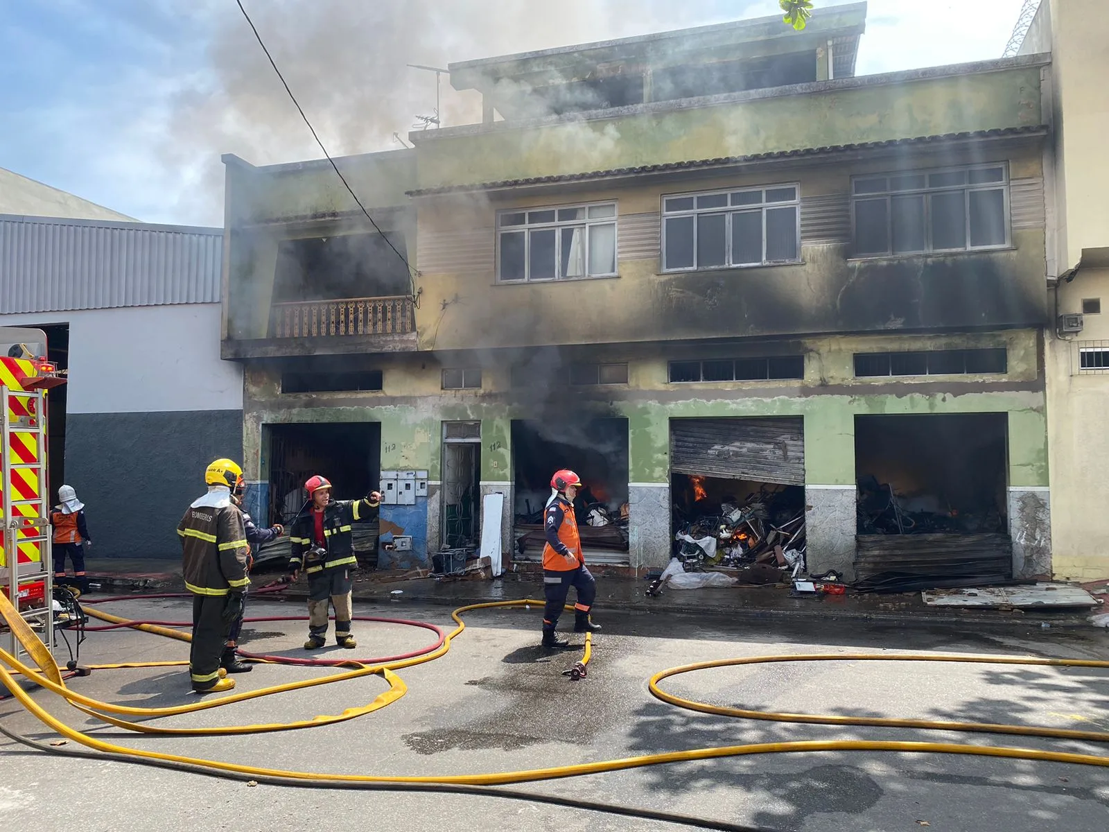 VÍDEO | Incêndio de grande proporção atinge galpão em Vila Velha