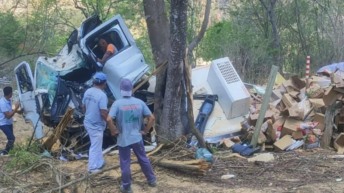 Acidente: caminhão invade empresa e deixa dois feridos em Cachoeiro