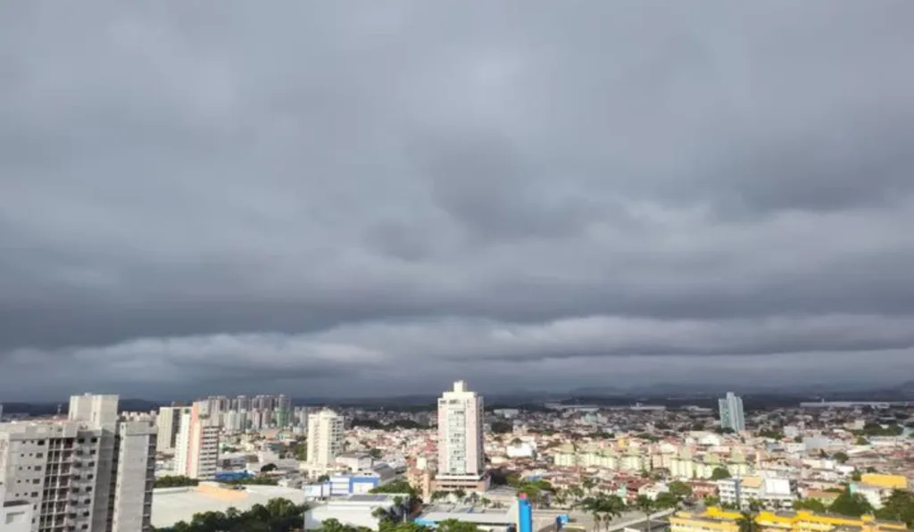 Nuvens carregadas Vila Velha