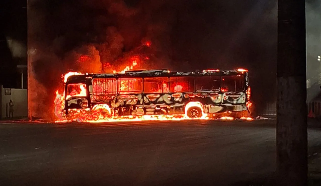 Ônibus foi incendiado na tarde desta segunda-feira (20)

Foto: Toninho Ribeiro