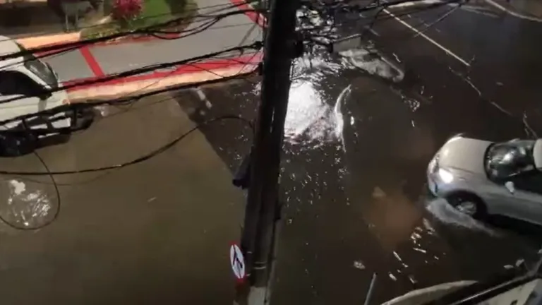 VÍDEOS | Chuva forte deixa pontos de alagamentos na Grande Vitória