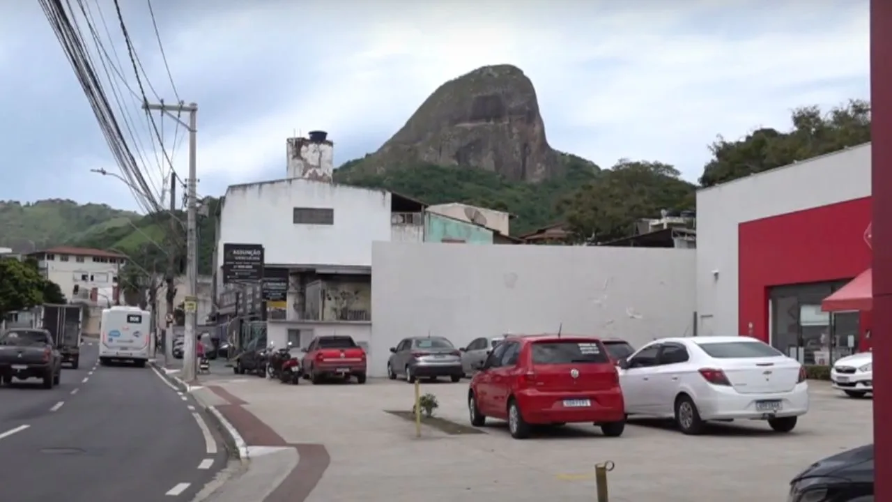 Quadrilha rende funcionários e assalta cofre de farmácia em Vitória