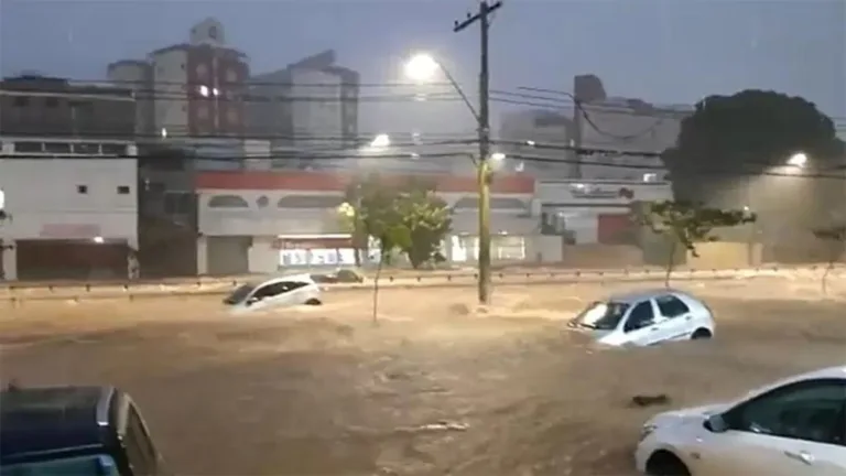 Temporal arrasta carros, danifica ruas e leva caos a Belo Horizonte