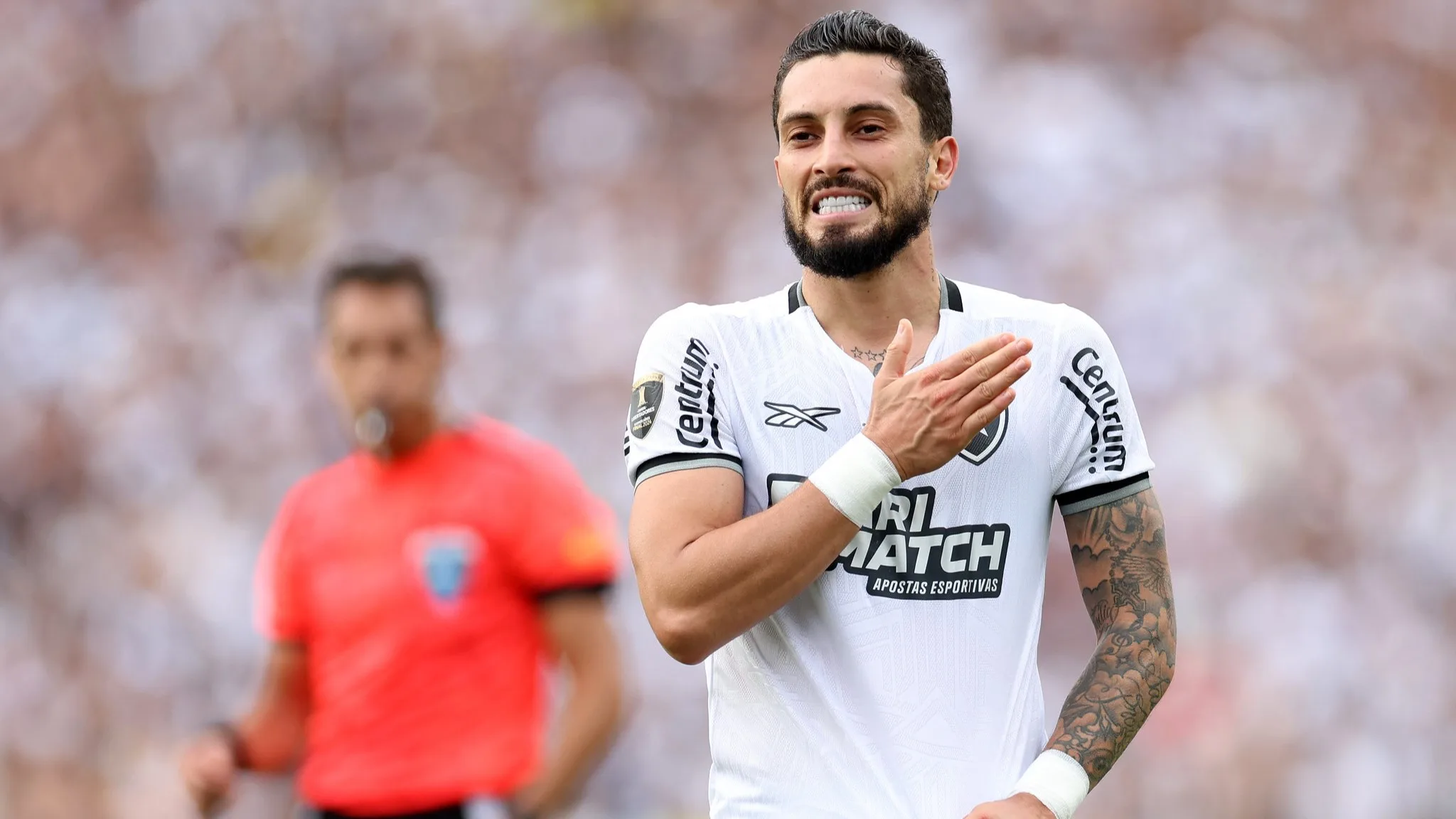 Alex Telles tira onda com título inédito do Botafogo: "Aguentem ou surtem"