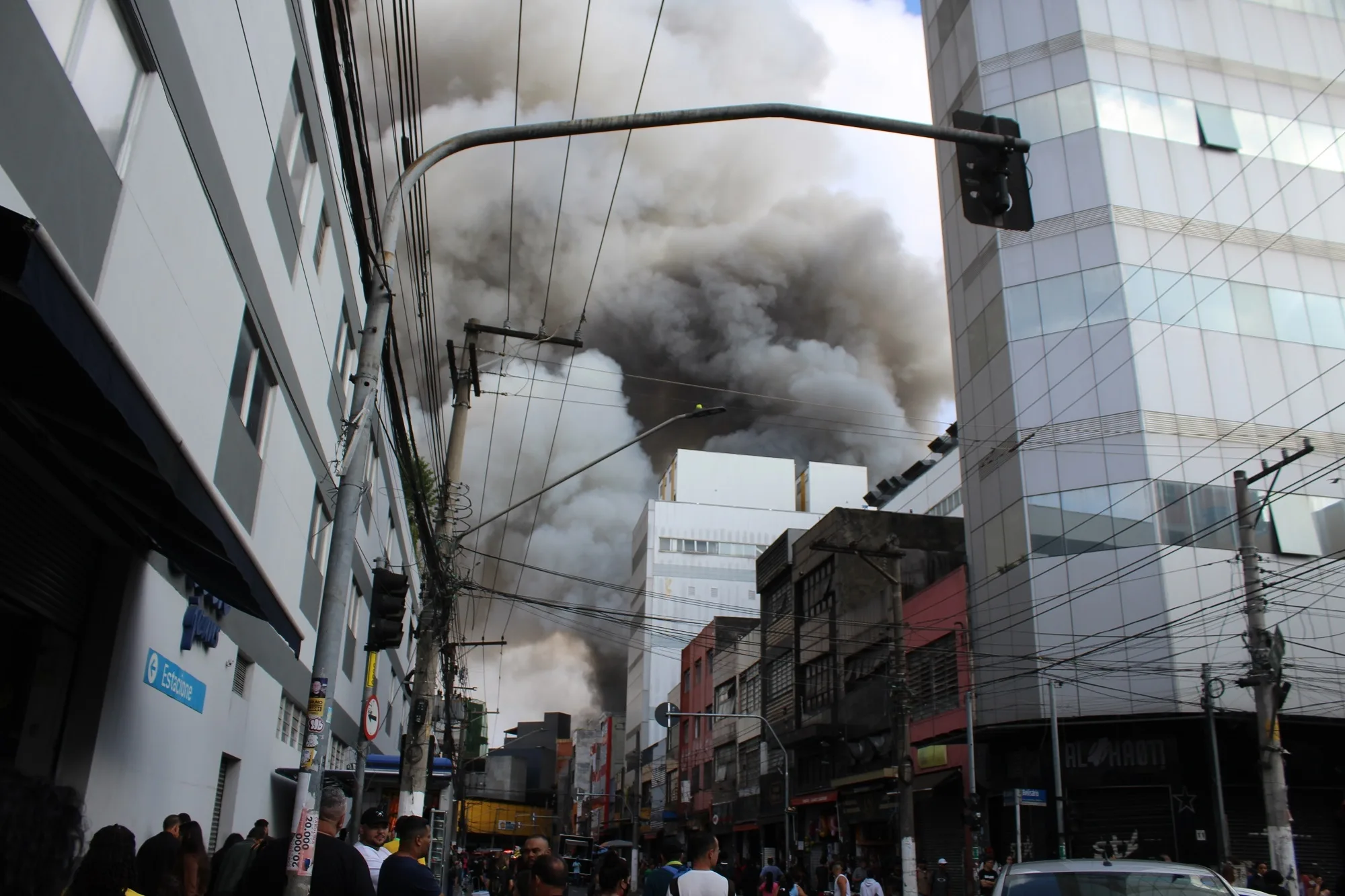 SP – INCÊNDIO/SP/BRÁS/SHOPPING – GERAL – Um incêndio de grandes proporções atinge um shopping de compras na Rua Barão de Ladário, altura do número 300, na região do Brás, centro comercial da cidade de São Paulo, na manhã desta quarta-feira, 30. De acordo com o Corpo de Bombeiros, 17 viaturas foram encaminhadas para prestar atendimento […]