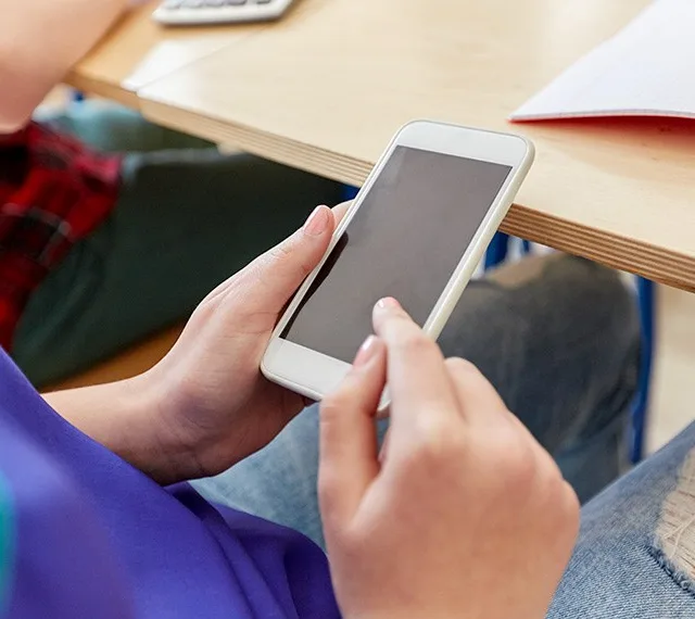 Proibição de celulares em escolas é aprovada no Senado; veja o que muda