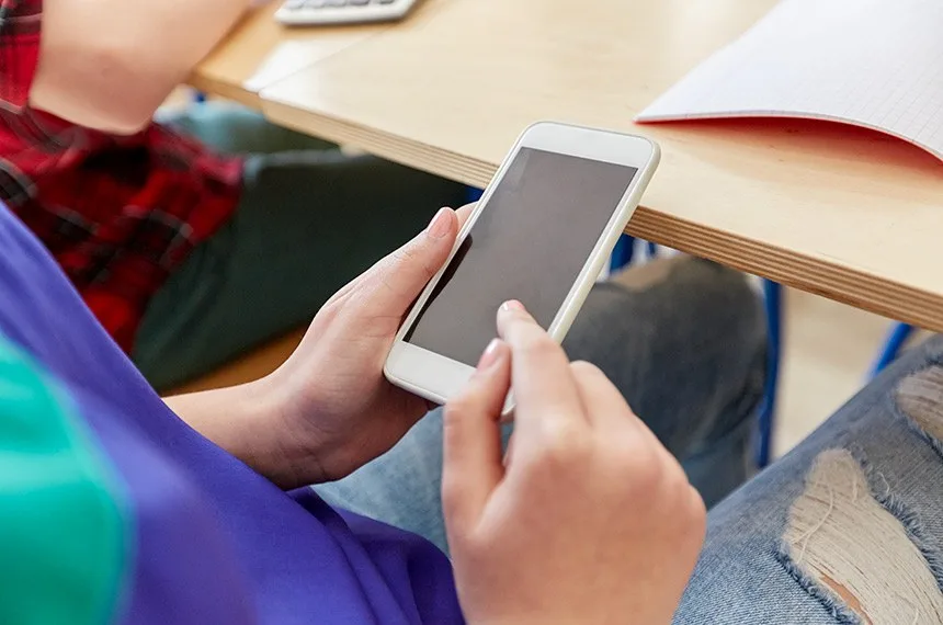 Lei do celular na escola: o que dizem especialistas sobre vício e como lidar?