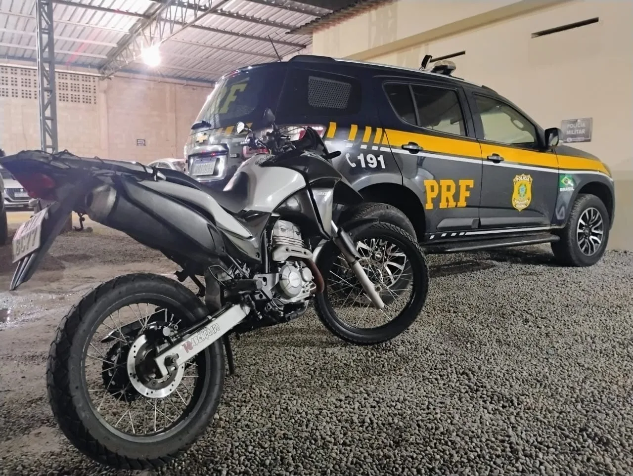 PRF intercepta moto com sinais de adulteração na BR-101 em Linhares