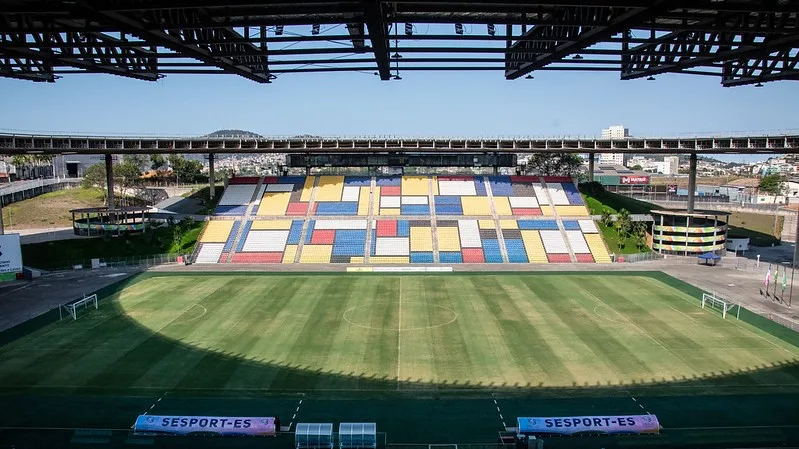 Foto mostra o estádio Kleber Andrade vazio numa tarde de sol, sem jogos