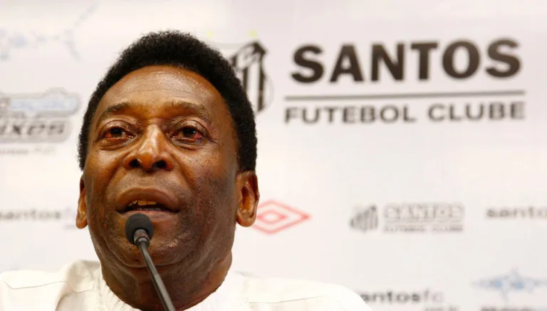 Pelé inaugura espaço dedicado aos 8 títulos brasileiros no Memorial