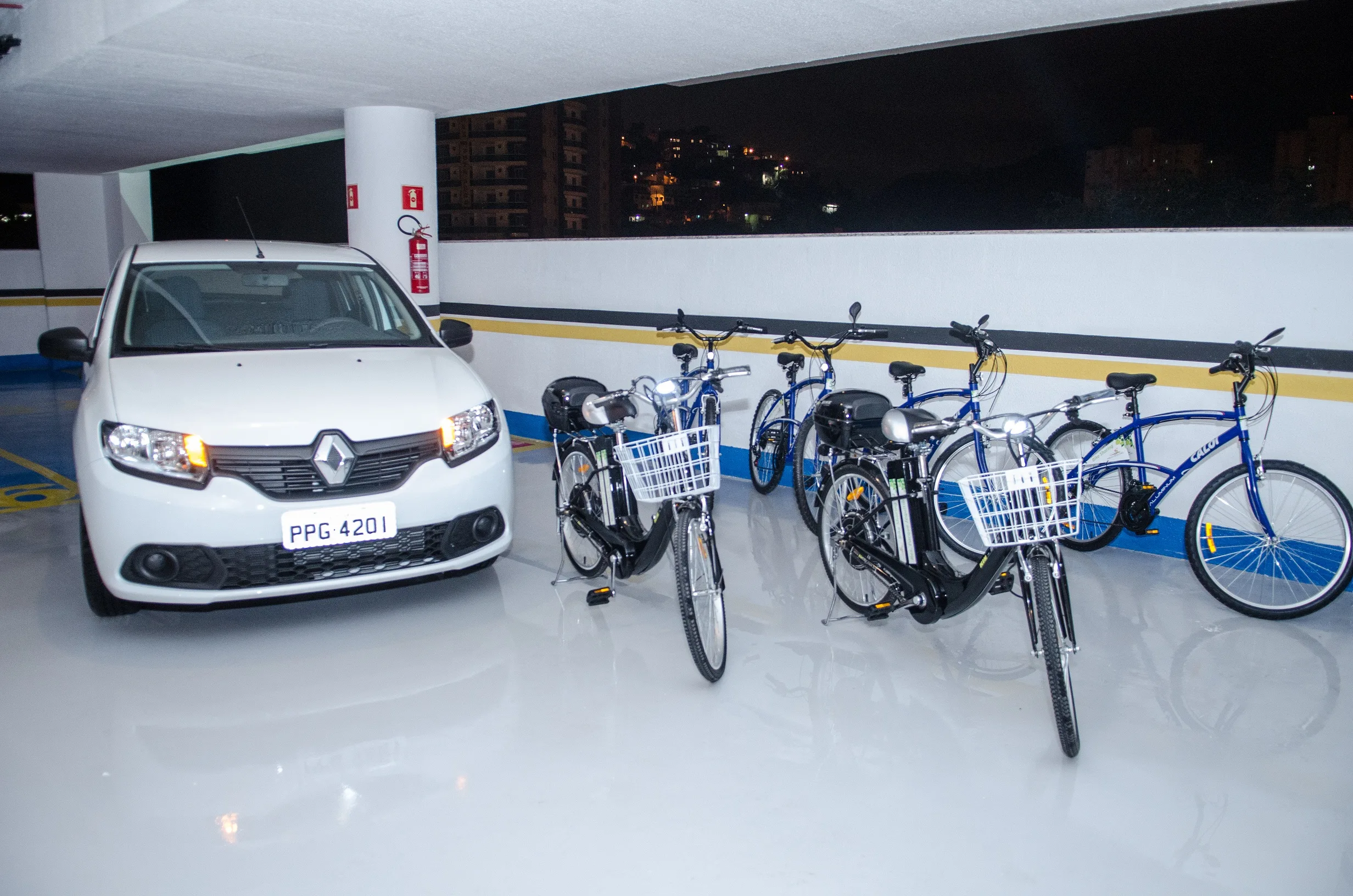 Residencial é entregue com bicicletas e veículo para moradores