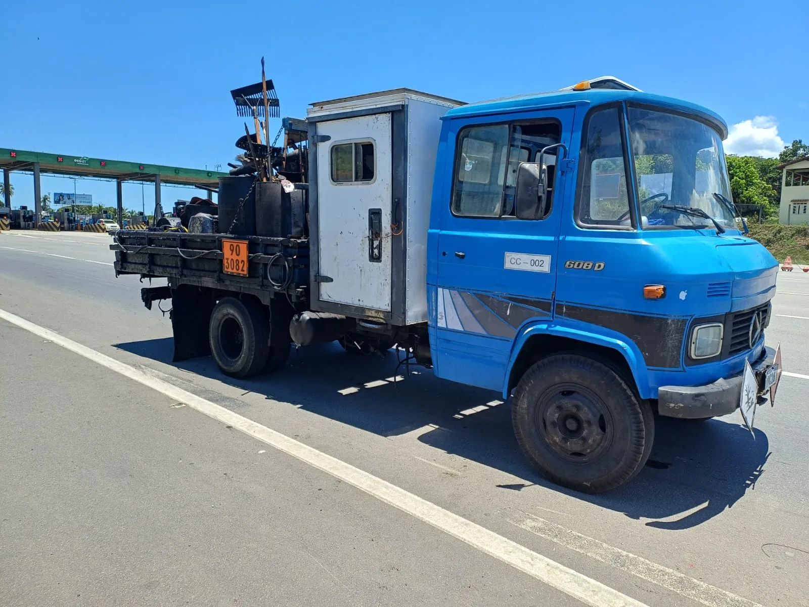 Caminhão com produtos perigosos recebe 41 infrações na BR-101