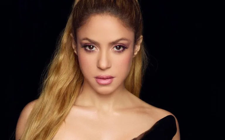 Falando em português, Shakira convida fãs a assistirem ao clipe que gravou com Anitta