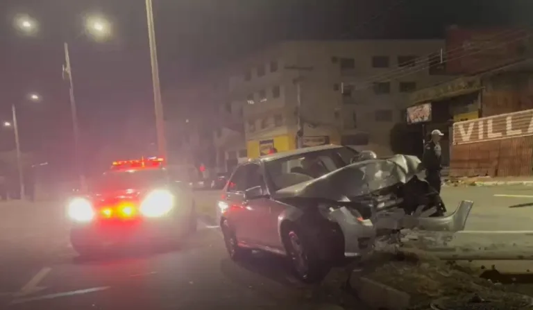 Carro perdeu controle e derrubou poste