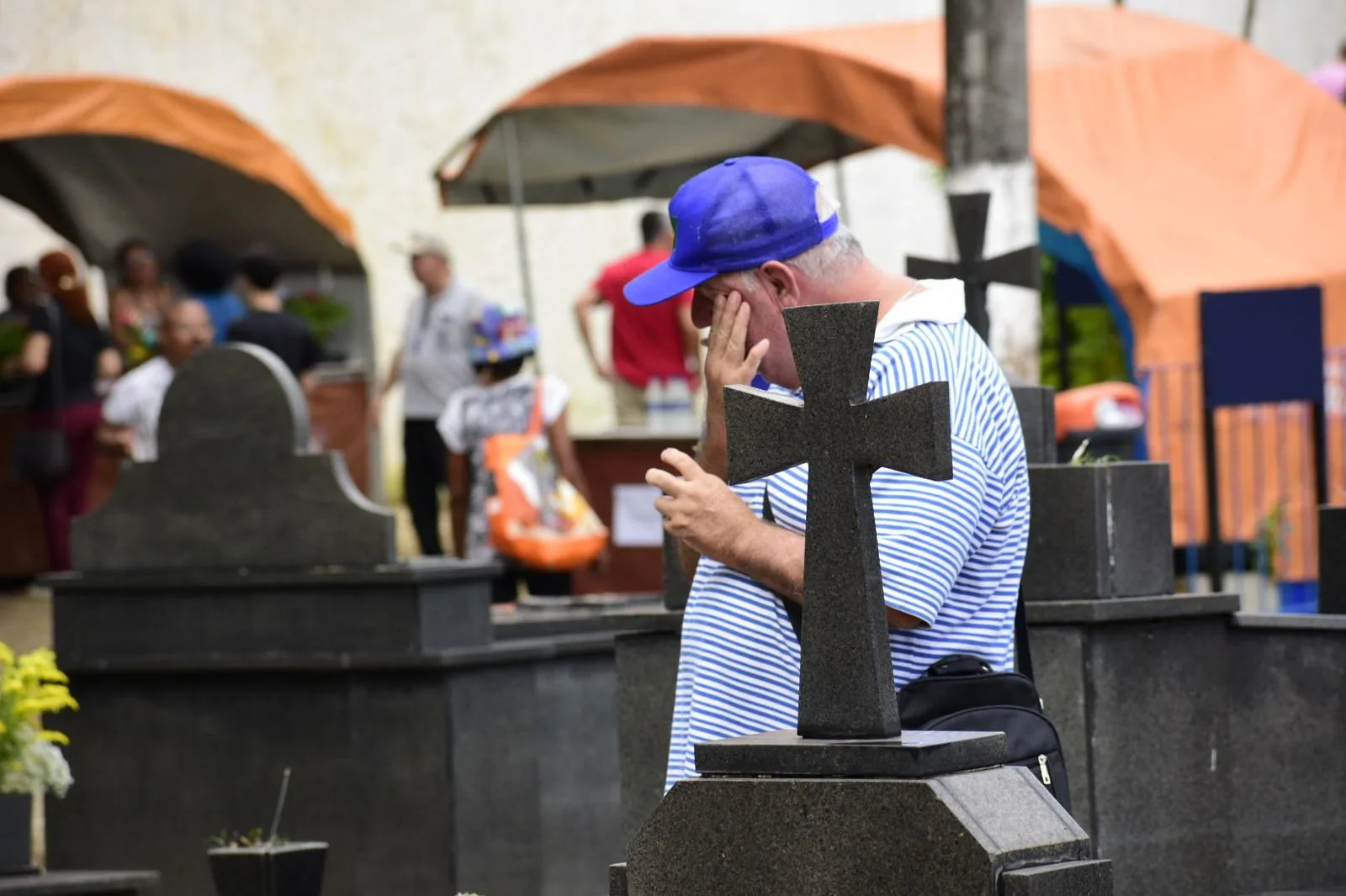 Finados: fotos registram emoção e homenagens nos cemitérios