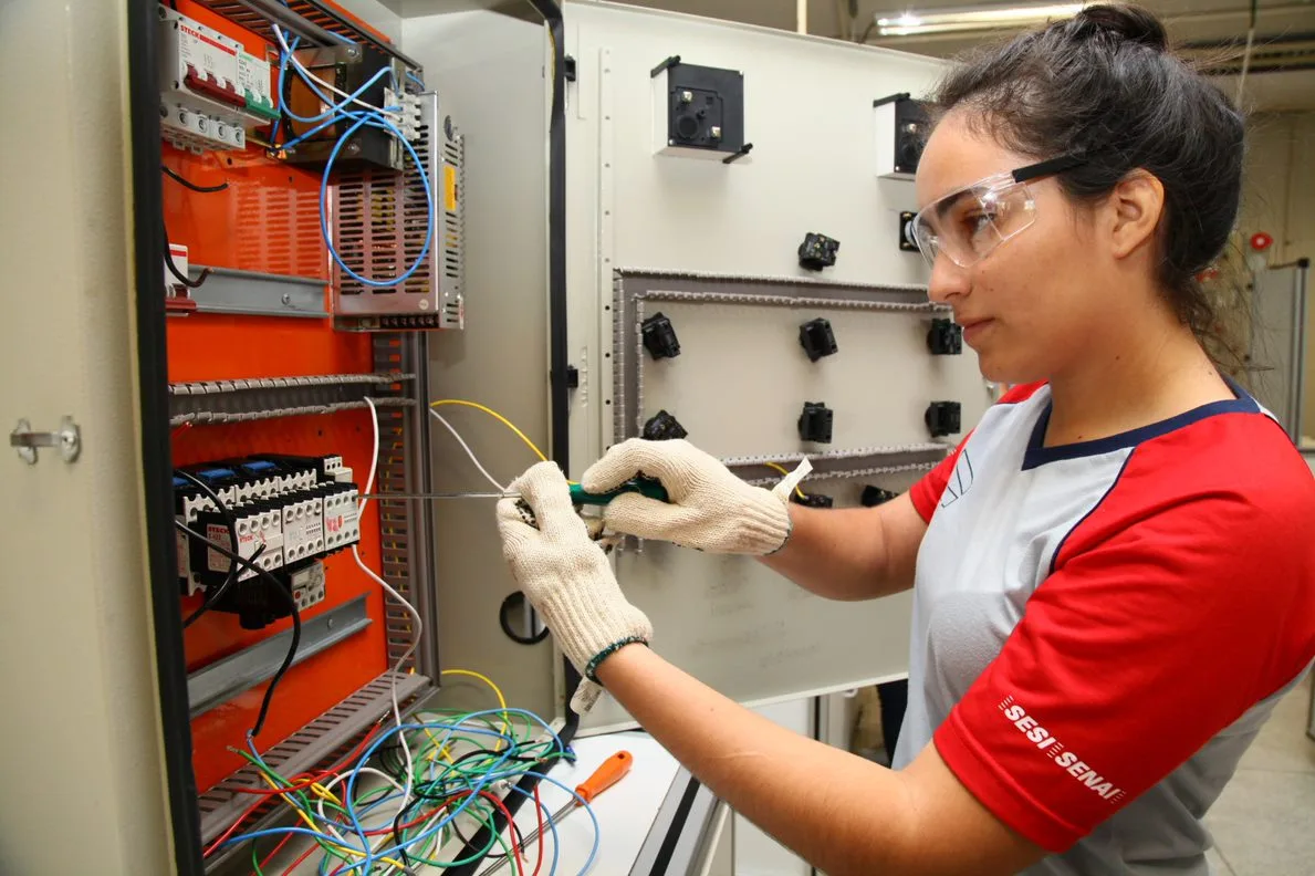 Cursos técnicos do Senai são ótima oportunidade para inserção no mercado de trabalho