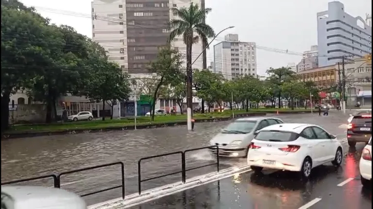 Cidades da Grande Vitória registram alagamentos após chuvas fortes