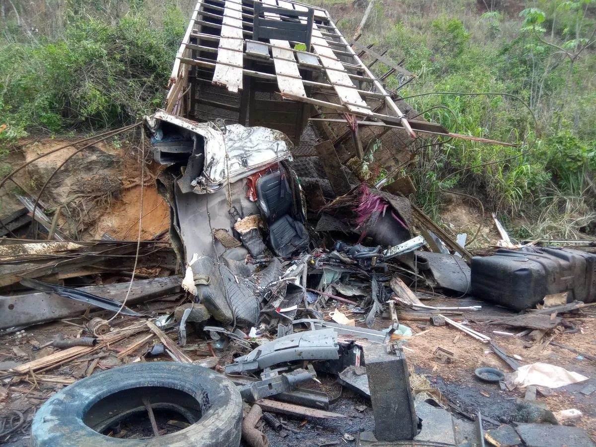 Duas pessoas morrem em acidente entre caminhão e carreta na BR-259