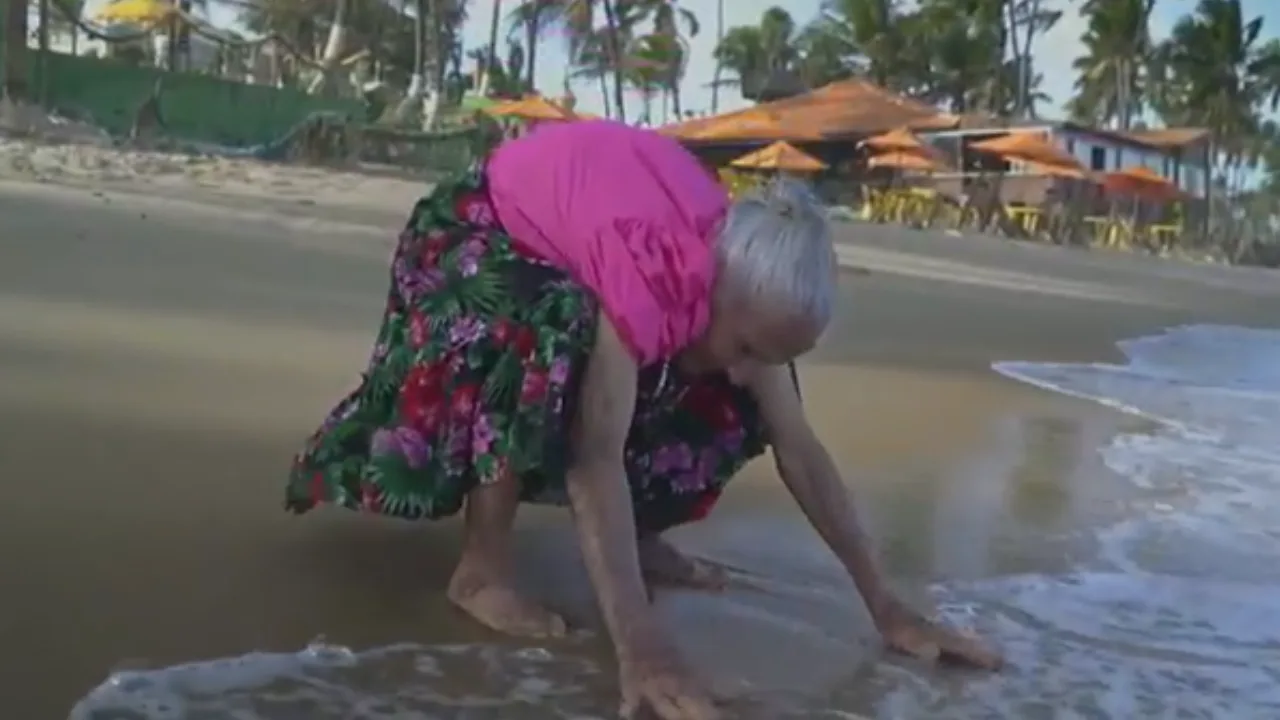 Emocionante: idosa vai à praia pela primeira vez aos 92 anos na Bahia