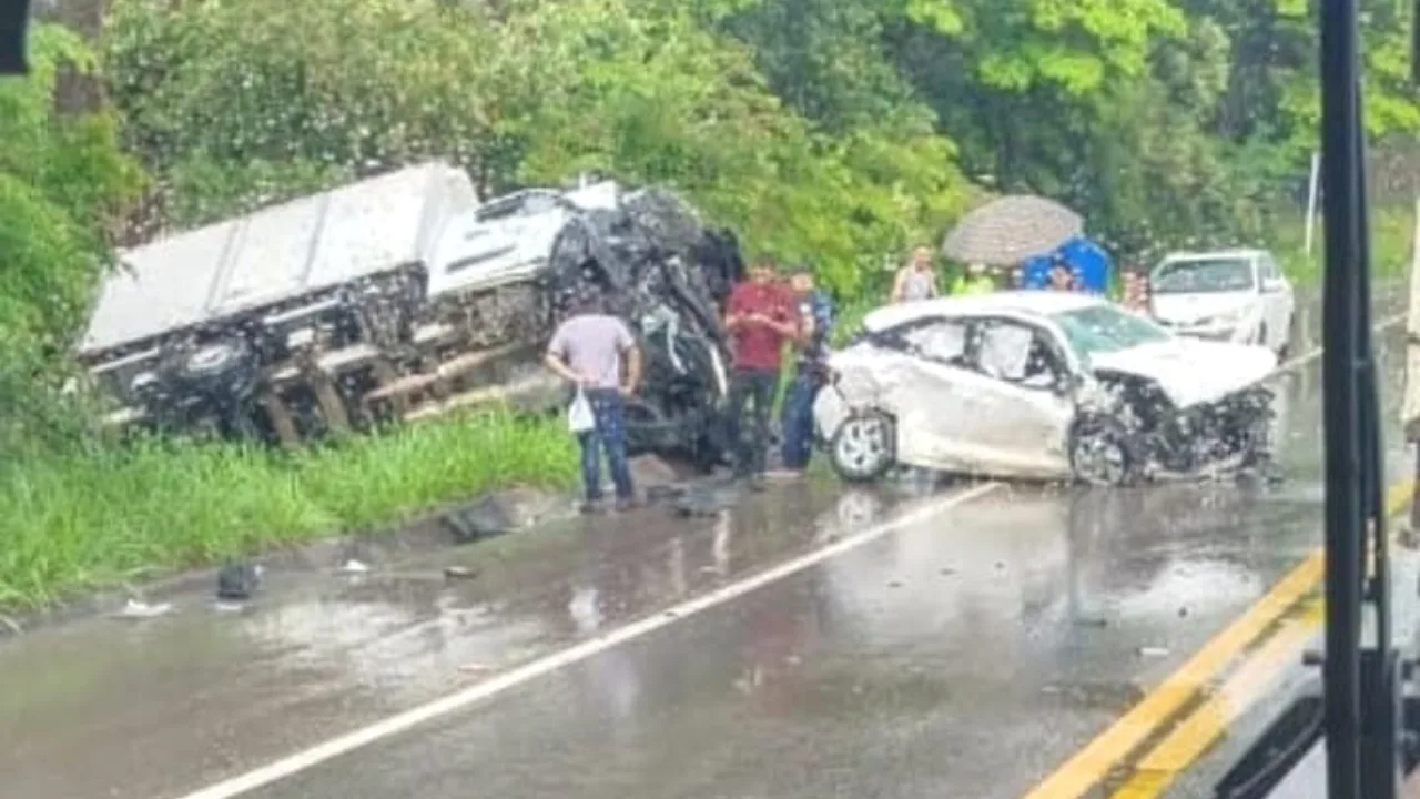 Acidente entre carros e caminhão deixa um ferido em Aracruz