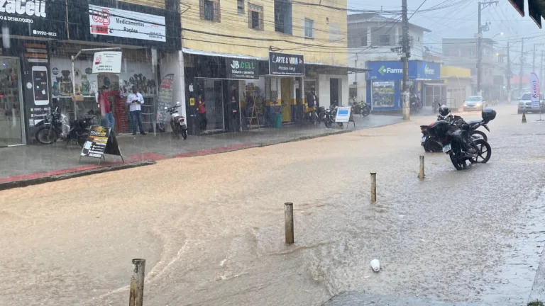 Raios e trovões: tempo vira e chuva cai forte na Grande Vitória; veja vídeos