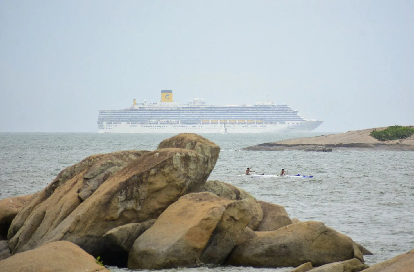 Cruzeiro "passeia" pela costa da Grande Vitória e chama a atenção; veja vídeo e fotos