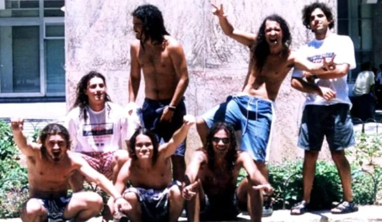 Formação original da banda. Da esquerda para a direita: Reginaldo, Marcelo Trifinho, Sandro Braga, Nego Léo, Cidinho, Cláudio Manga e Rafael Nader (Foto: Acervo da banda