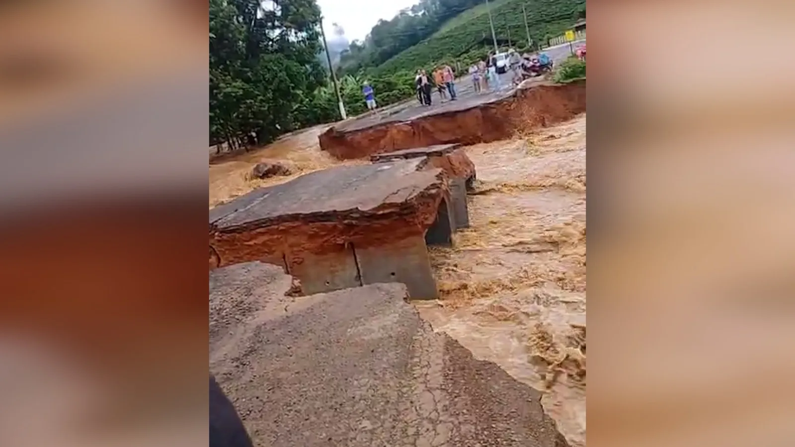 VÍDEO | Chuva transborda córrego e deixa ponte submersa em Afonso Cláudio