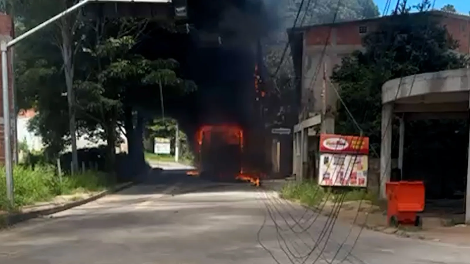 VÍDEO | Ônibus do Transcol é incendiado em bairro da Serra