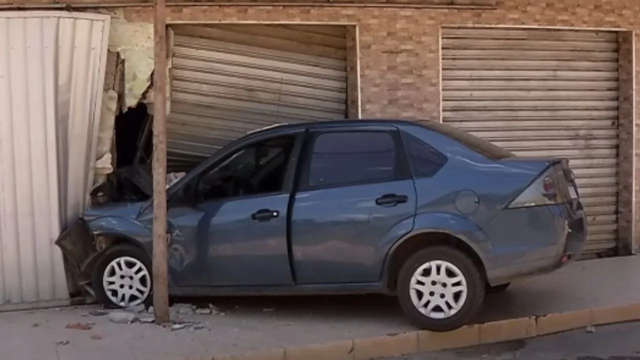 Idosa perde controle de carro, desce ladeira e bate em lanchonete