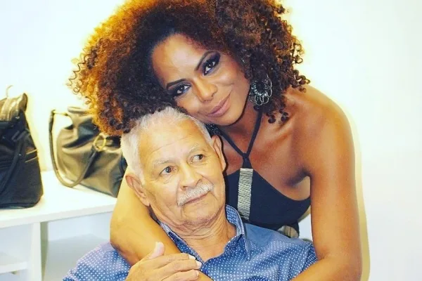 Capixaba, morre pai de Adriana Bombom: "Deus receba" (Foto: Reprodução/Instagram @adrianabombom)