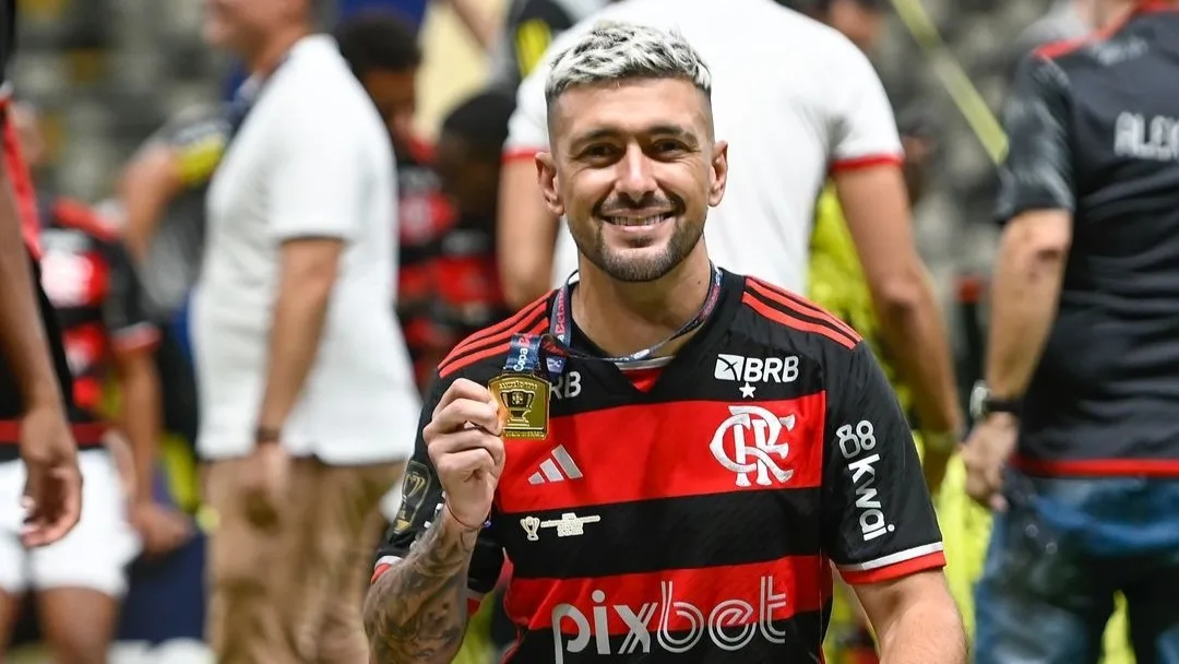 Arrascaeta opera o joelho direito e só retorna ao Flamengo em 2025