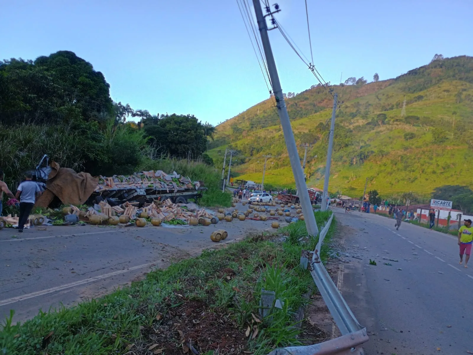 Caminhão com botijas de gás tomba e deixa morto em Afonso Cláudio