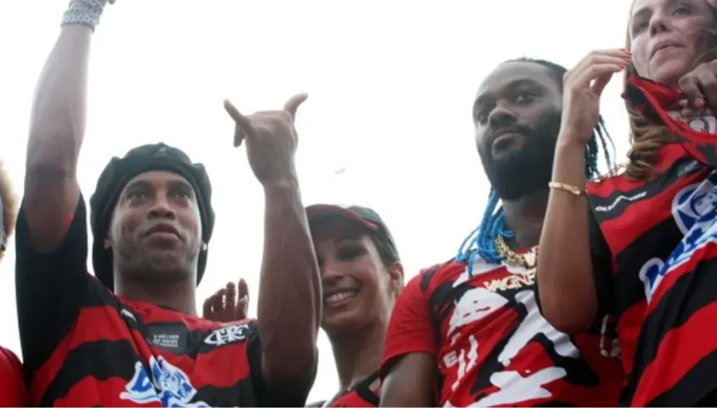 Ronaldinho em sua apresentação como jogador do Flamengo, fazendo com as mãos o sinal de hang loose