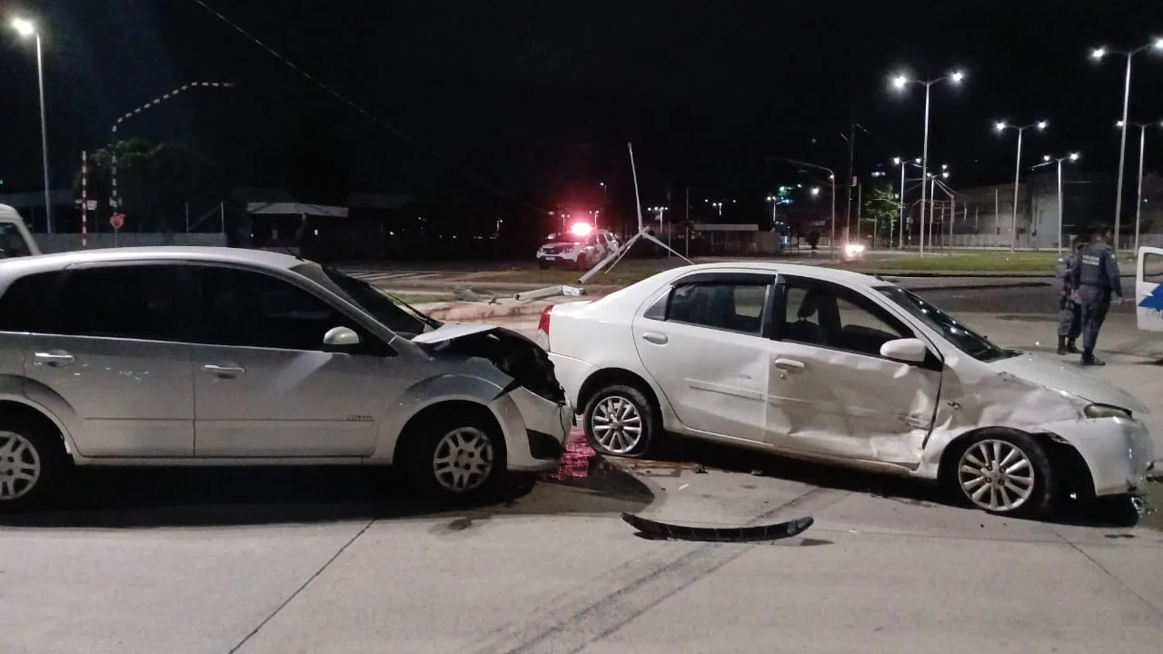 Motorista embriagado avança semáforo e provoca acidente em Cariacica