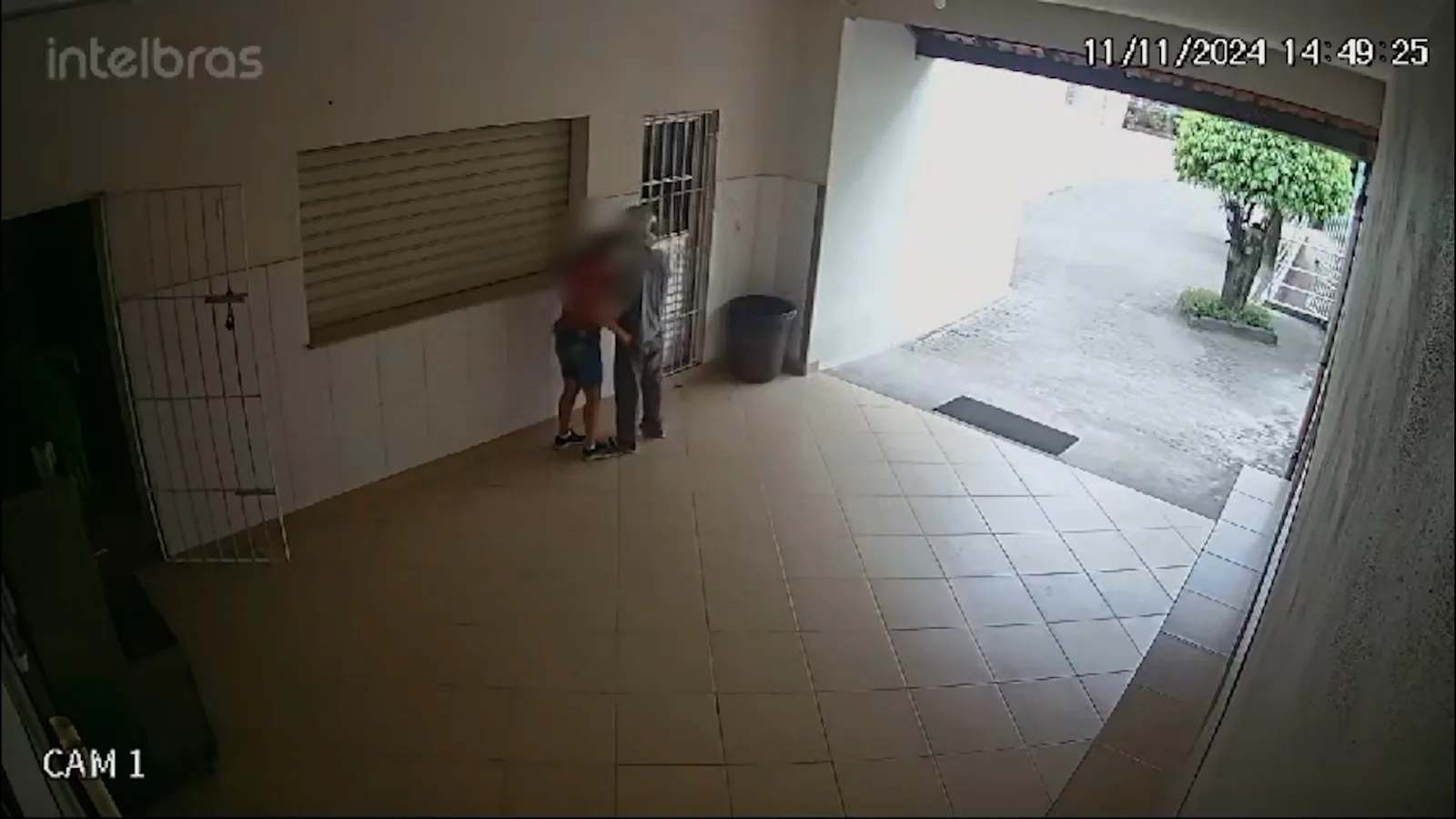 VÍDEO | Ladrão invade Igreja Católica, ameaça zeladora e assalta fiel na Serra