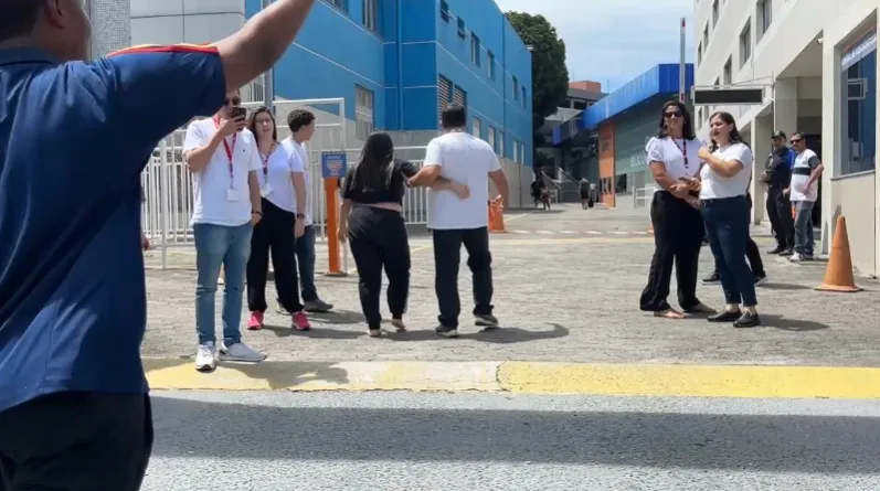 VÍDEO | Enem: jovem corre descalça e mulher atira sapato para dentro do portão em Vitória