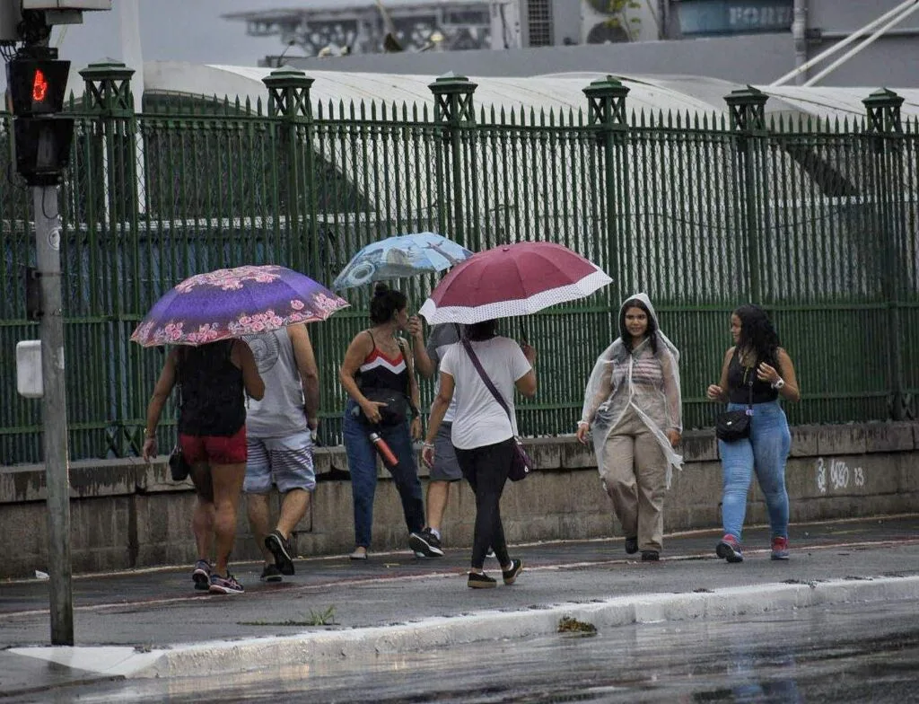 Com chegada de frente fria, ES recebe novo alerta para chuva intensa