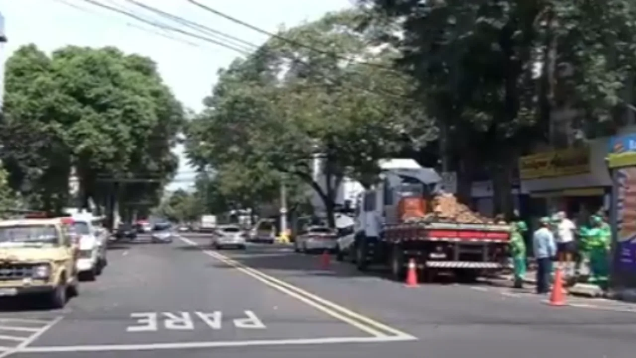 Homem joga pedra e ameaça vendedora de loja em Jardim da Penha