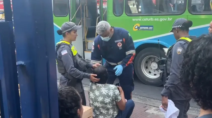 Acidente entre dois ônibus deixa passageiros feridos no Centro de Vitória