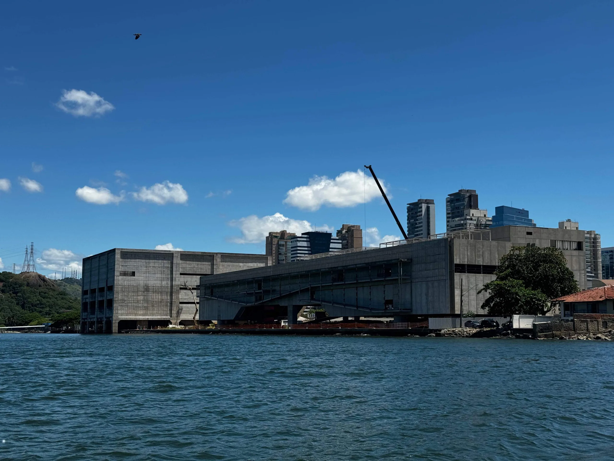 O Cais das Artes visto da baía da Enseada, em Vitória (Foto: Pedro Permuy)