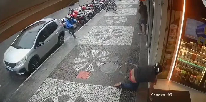 VÍDEO | Atirador na entrada de shopping de Guarapari fere 2 pessoas e morre na fuga