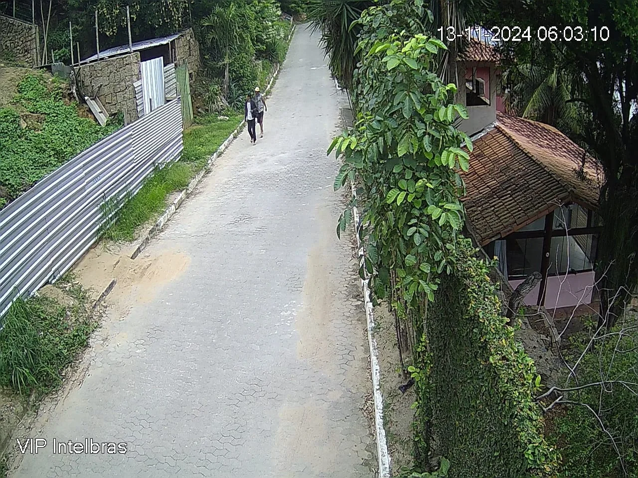 VÍDEO | Homem invade obra no Morro do Moreno e é flagrado ao furtar fios de cobre