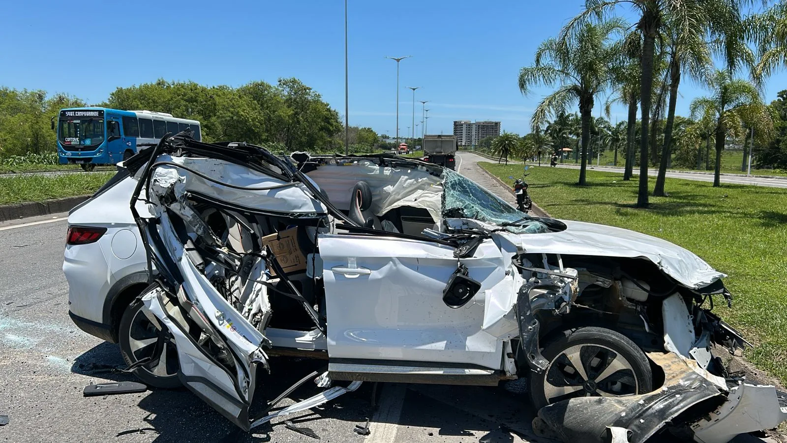 Motorista sai ileso de grave acidente que deixou carro destruído em Cariacica